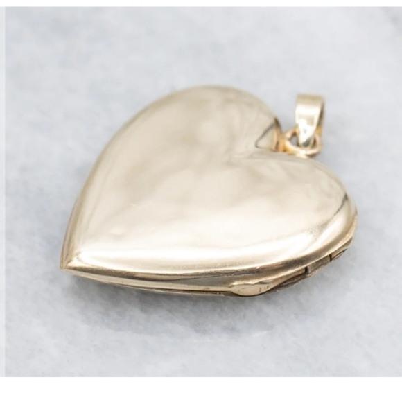 Heart Shaped Engraved Yellow Gold Vintage Locket 10k - Picture 2 of 7